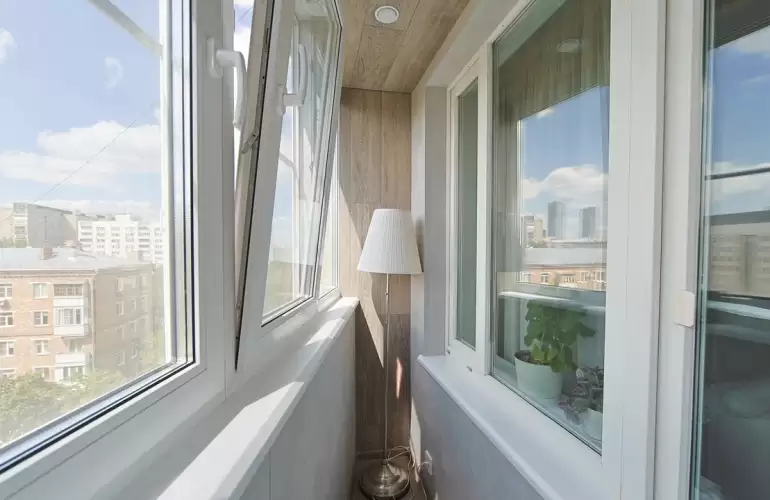 Отделка балкона Лодочка ламинатом