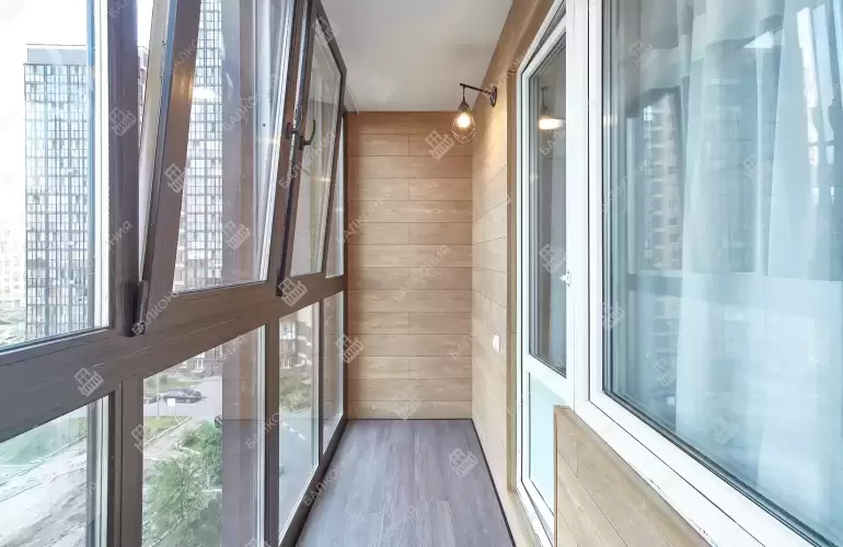 Отделка балкона ламинатом с утеплением и остеклением Рехау 