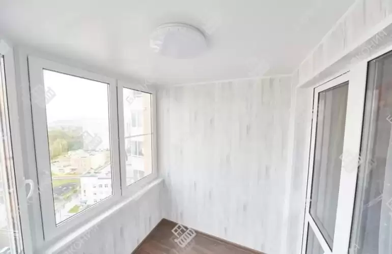 Отделка балкона в новостройке с эркерным остеклением Рехау 