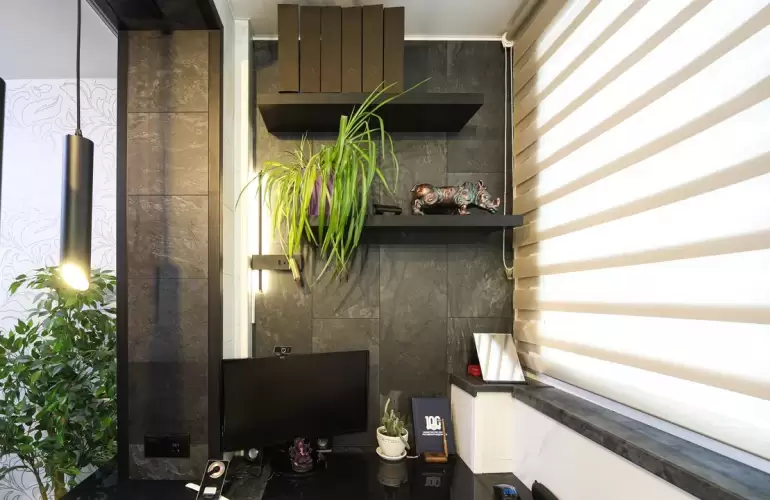 Отделка П-образного балкона искусственным камнем с утеплением